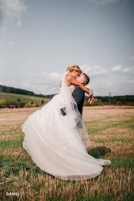 svatební šaty s vlečkou