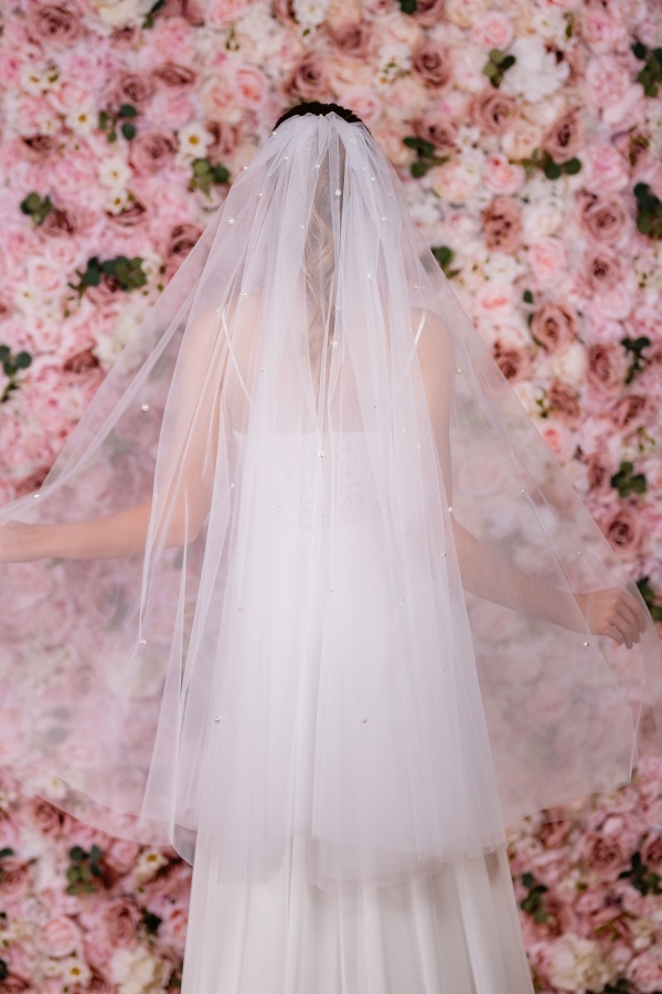 závoj s perličkami